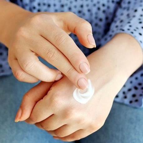 Crema mani Mikol cosmesi mirtillo e olio di ribesCrema nutriente a rapido assorbimento, molto adatta a pelli screpolate grazie agli attivi riepitelizzanti, è ideale per un utilizzo quotidiano e indispensabile anche in caso di secchezza e perdita di elasticità della pelle. Il burro di karité nutre la pelle in profondità, l’olio di ribes favorisce il mantenimento dell’idratazione naturale della pelle, l’olio di mandorle ha proprietà emollienti ed addolcenti. Flacone Airless - Formato 100 ml