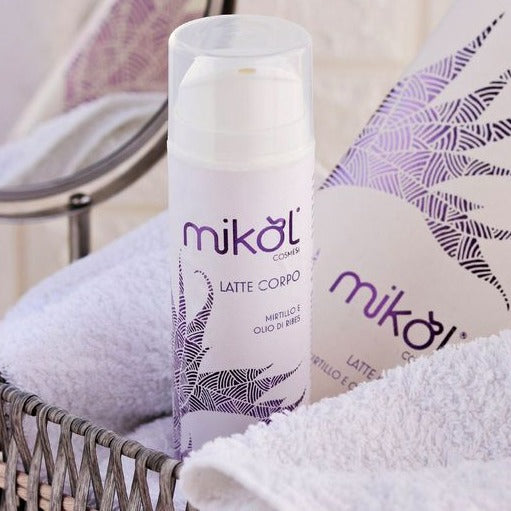Latte corpo Mikol cosmesi- mirtillo e olio di ribes-dalla texture leggera, una crema a rapido assorbimento, arricchita con burro di karitè emolliente e nutritivo, olio di iperico dalle proprietà emollienti e restitutive e betaina, efficace ingrediente idratante, ripartivo ed elasticizzante per la cute. – Flacone Airless – Formato 150 ml